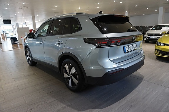 Volkswagen Tiguan 3 of 5