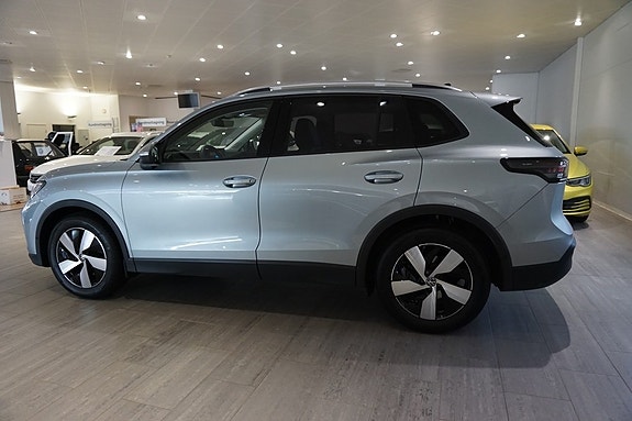 Volkswagen Tiguan 2 of 5