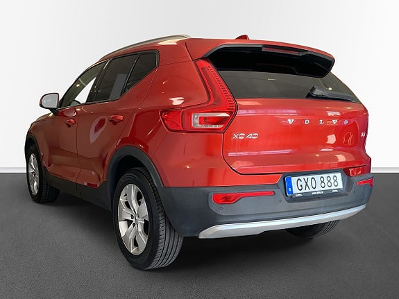 Volvo XC40 2 of 5