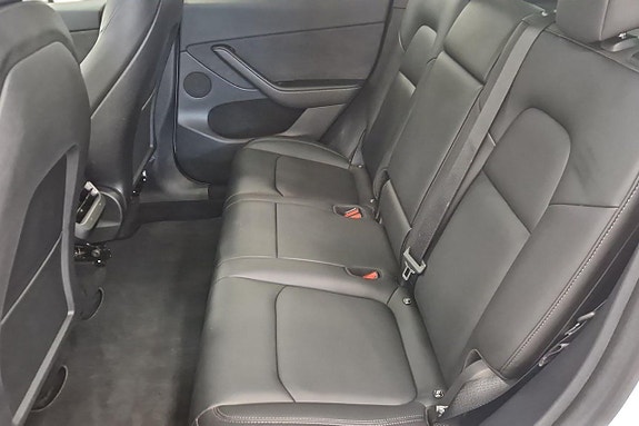 Tesla Model Y 18 of 20