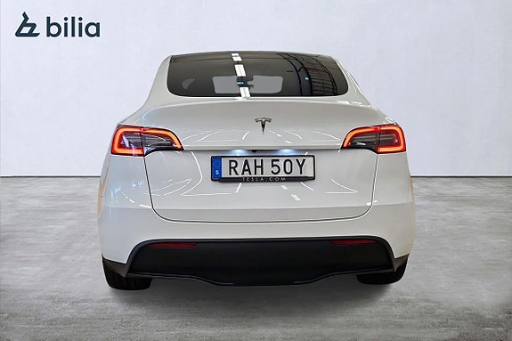 Tesla Model Y 4 of 19