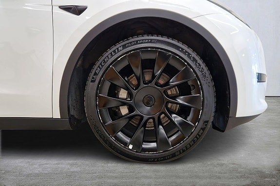 Tesla Model Y 12 of 20