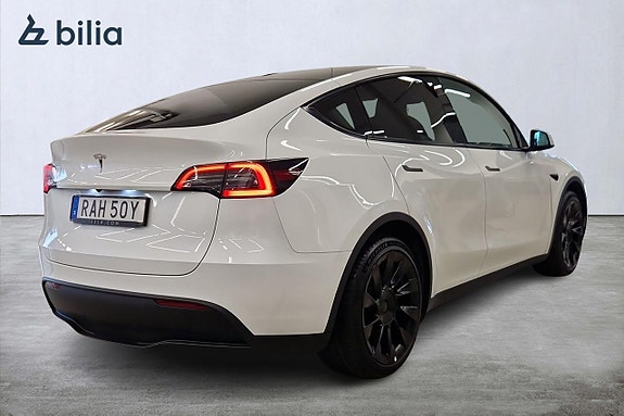 Tesla Model Y 8 of 20