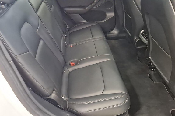 Tesla Model Y 17 of 20