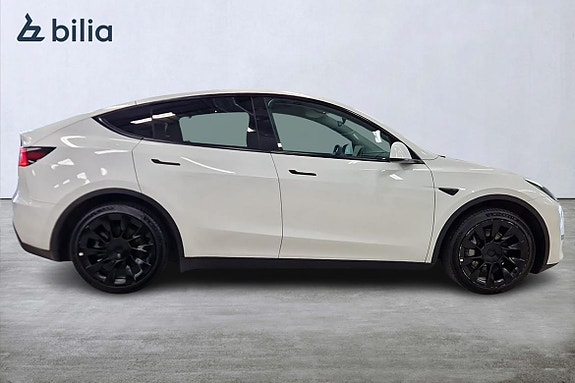 Tesla Model Y 17 of 19