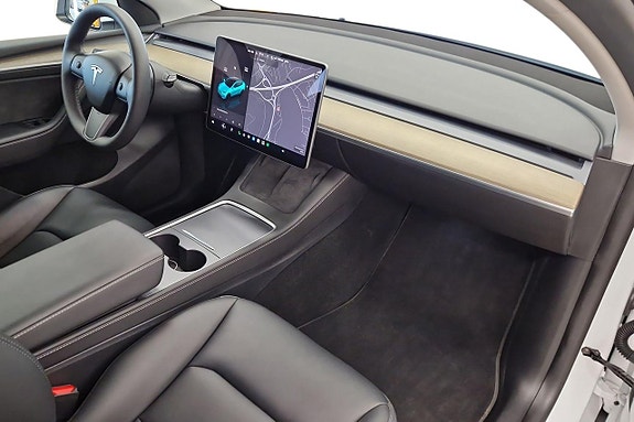 Tesla Model Y 10 of 20