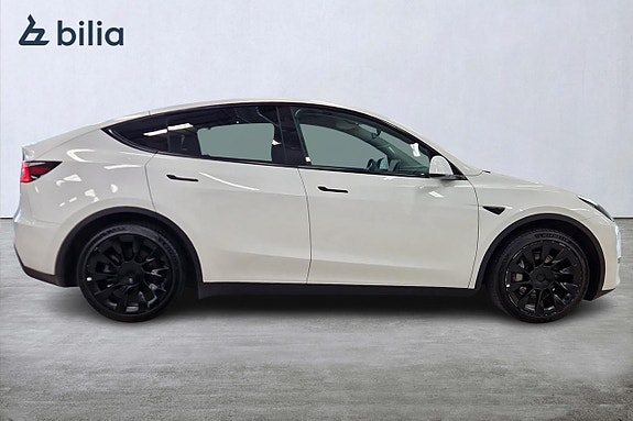 Tesla Model Y 7 of 20