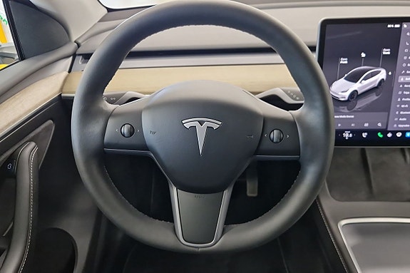 Tesla Model Y 15 of 20