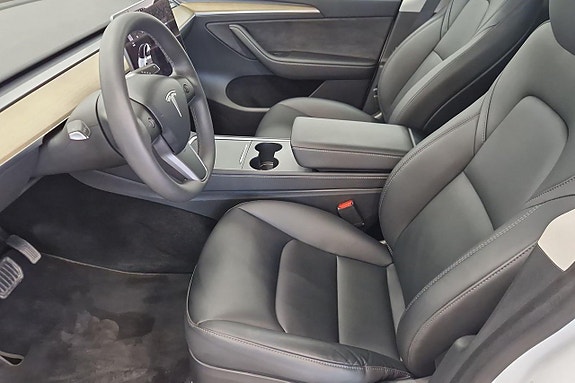 Tesla Model Y 16 of 20