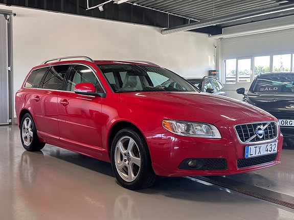 Volvo V70 2 of 8