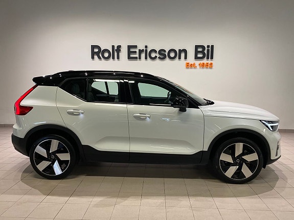 Volvo XC40 2 of 5