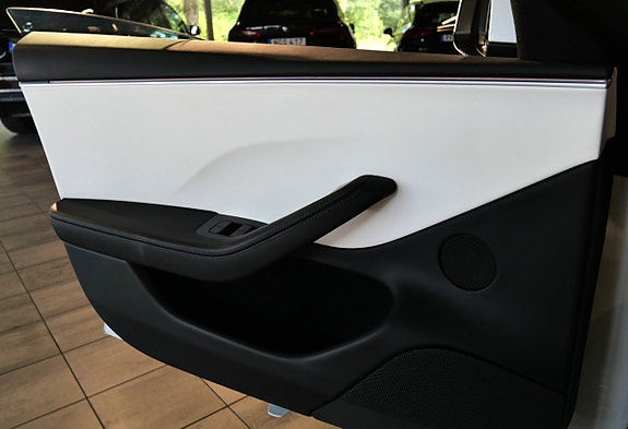 Tesla Model 3 19 of 25