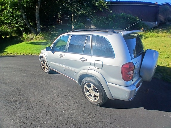 Toyota RAV4 4 of 7