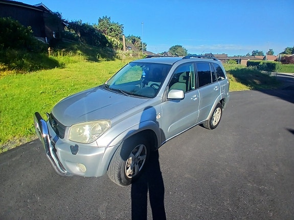 Toyota RAV4 2 of 7