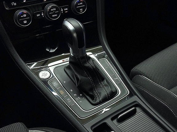 Volkswagen Golf VII 19 of 22