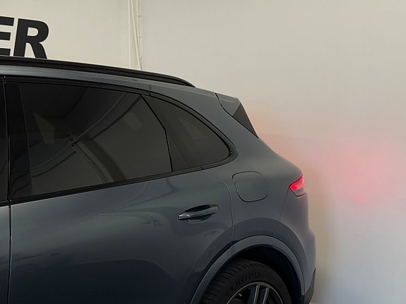 Porsche Cayenne 4 of 16