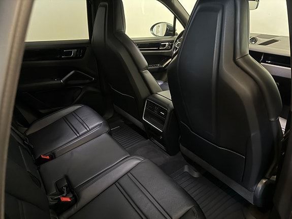 Porsche Cayenne 12 of 16