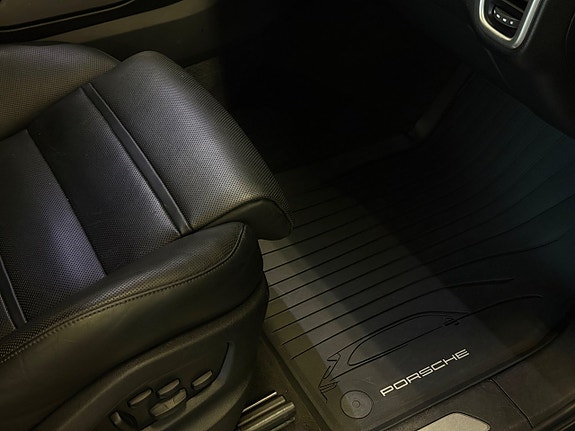 Porsche Cayenne 9 of 16