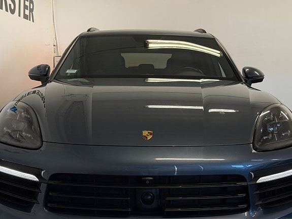 Porsche Cayenne 3 of 16