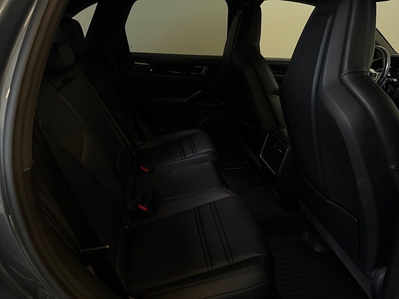 Porsche Cayenne 13 of 16