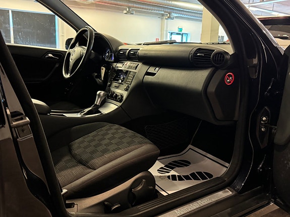 Mercedes-Benz C180 21 of 25