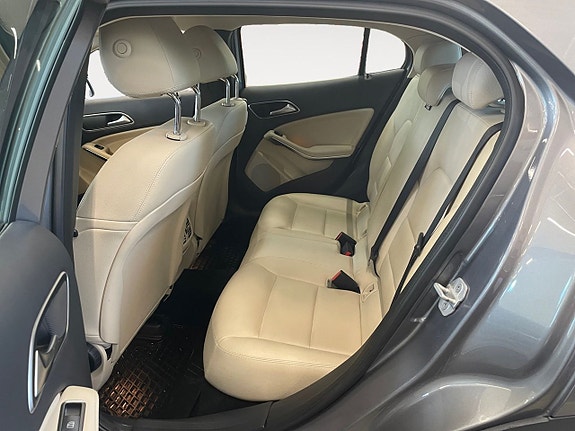 Mercedes-Benz GLA200 14 of 19