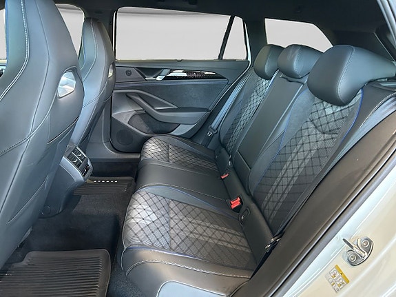 Volkswagen Passat 13 of 19