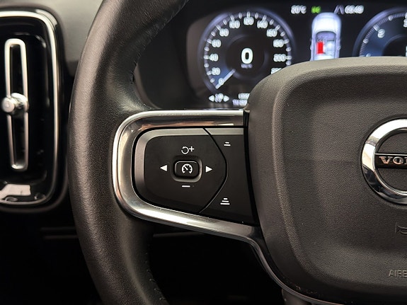 Volvo XC40 12 of 30