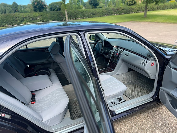 Mercedes-Benz E240 5 of 5