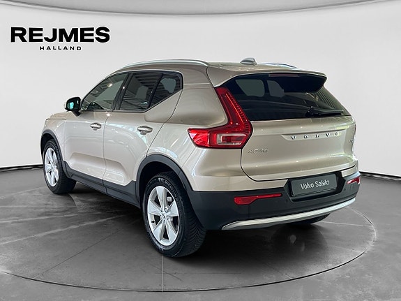 Volvo XC40 2 of 5