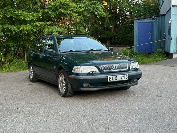 Volvo V40 2 of 5