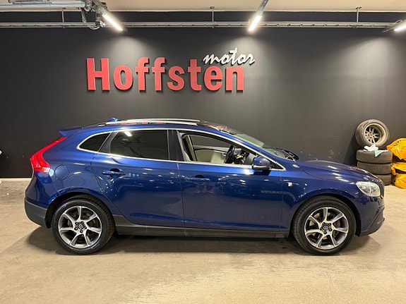Volvo V40 Cross Country 2 of 5