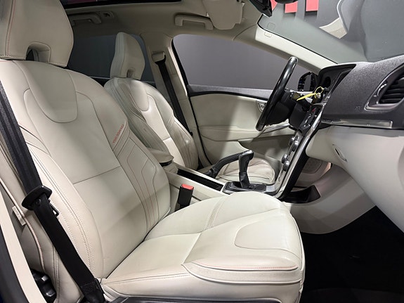 Volvo V40 Cross Country 8 of 15