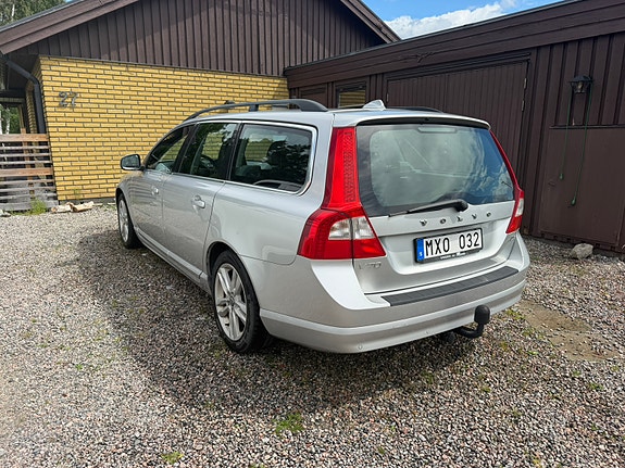 Volvo V70 2 of 5