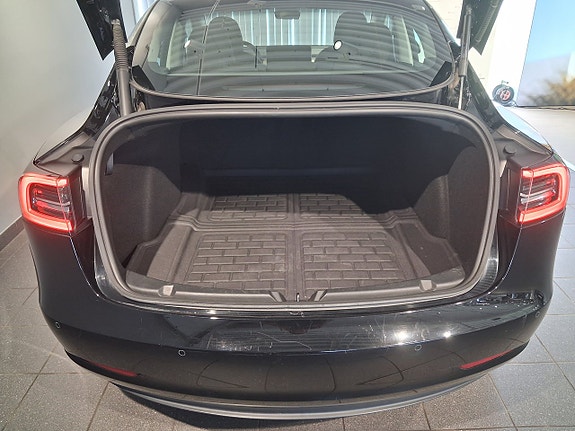 Tesla Model 3 11 of 13