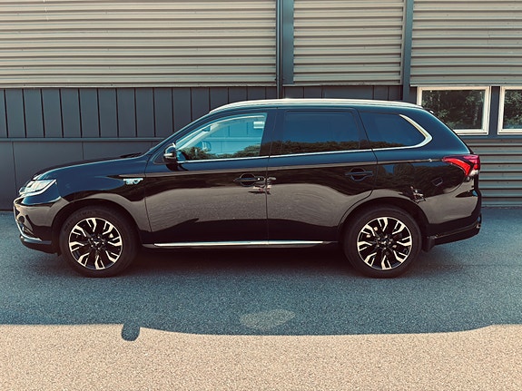 Mitsubishi Outlander 2 of 5