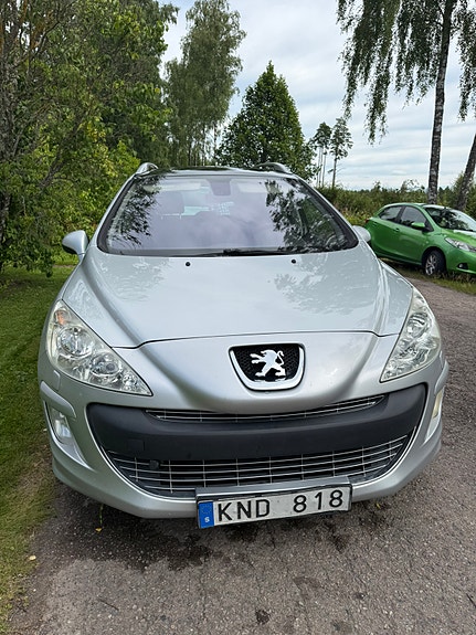 Peugeot 308 SW 2 of 5