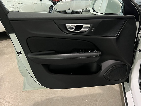 Volvo V60 8 of 28