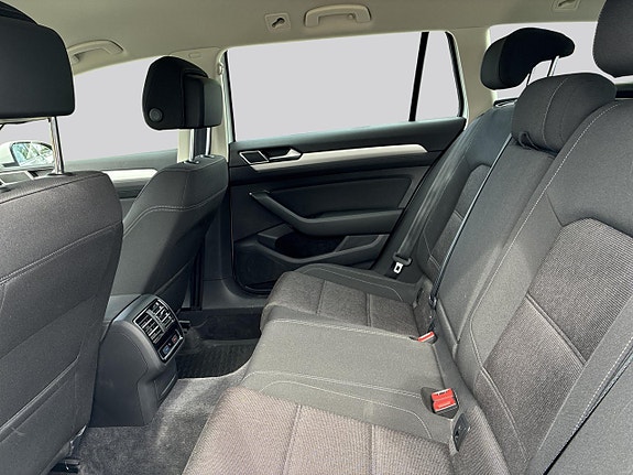 Volkswagen Passat 9 of 15