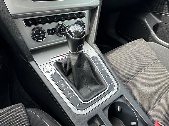 Volkswagen Passat 12 of 15