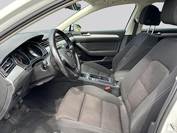 Volkswagen Passat 8 of 15