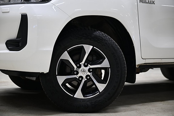 Toyota HiLux 2 of 30