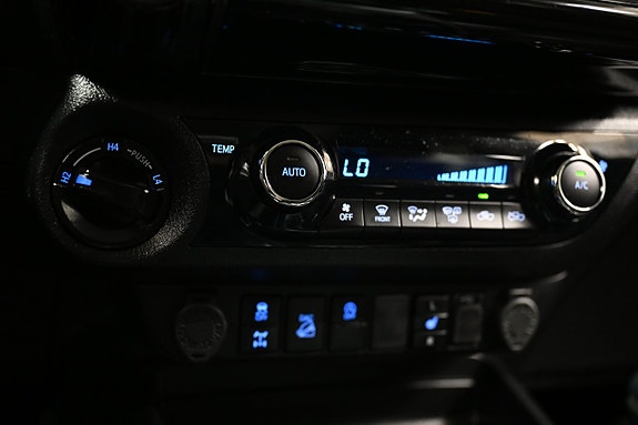 Toyota HiLux 27 of 30