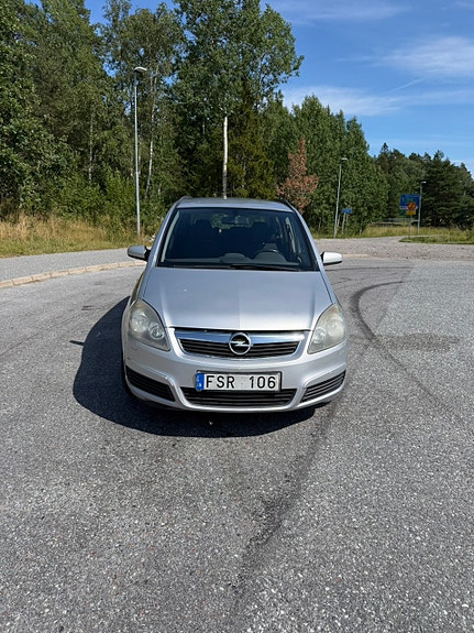 Opel Zafira 3 of 5