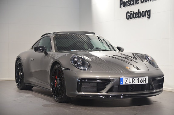Porsche 911 Carrera GTS 2 of 5