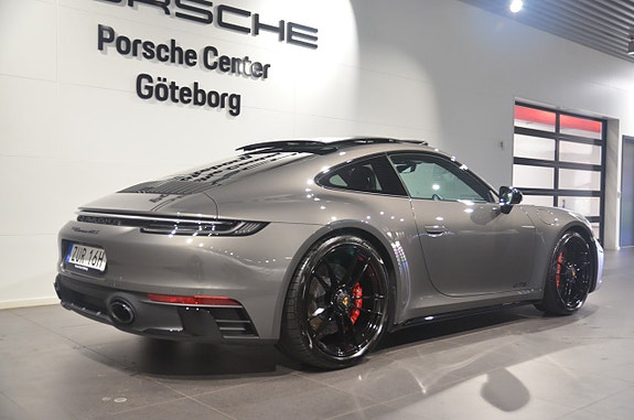 Porsche 911 Carrera GTS 4 of 5