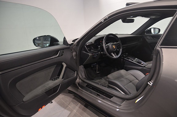 Porsche 911 Carrera GTS 9 of 20