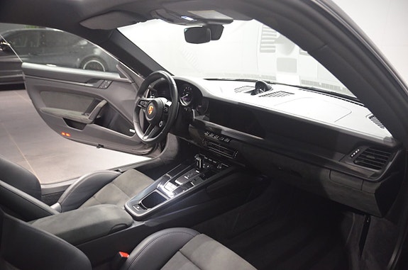 Porsche 911 Carrera GTS 13 of 20