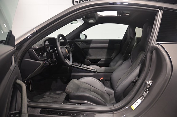 Porsche 911 Carrera GTS 10 of 20