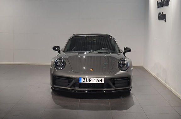 Porsche 911 Carrera GTS 3 of 5